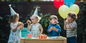 Eco-Kinderparty: Kinder feiern eine Geburtstagsparty mit nachhaltigen Speisen